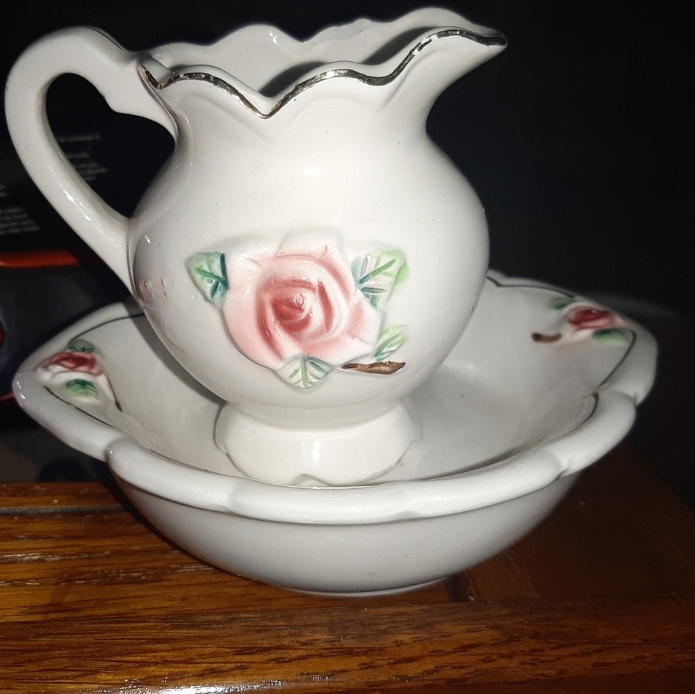 Small creamer and saucer dish